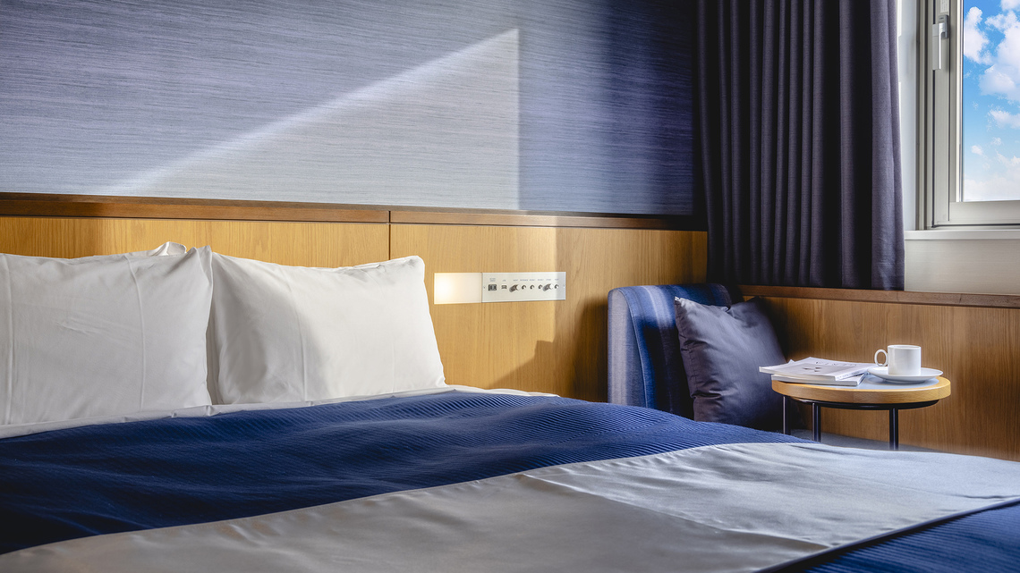 【ダブル】身体を大きく伸ばして寛げる広々ベッドは、出張のご利用にもおすすめ。