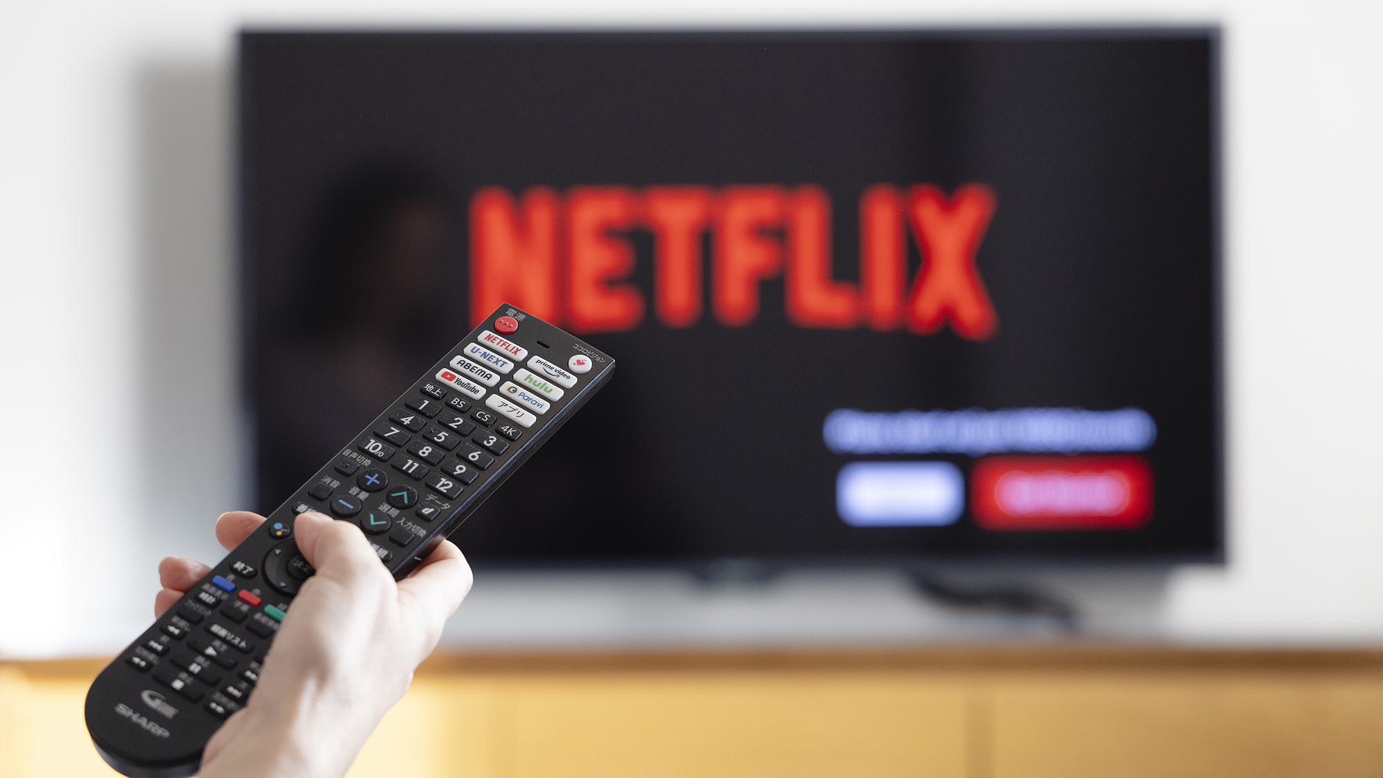 【プレミアム客室】お持ちのアカウントを接続できるスマートTVで、滞在のひとときをさらに豊かに。