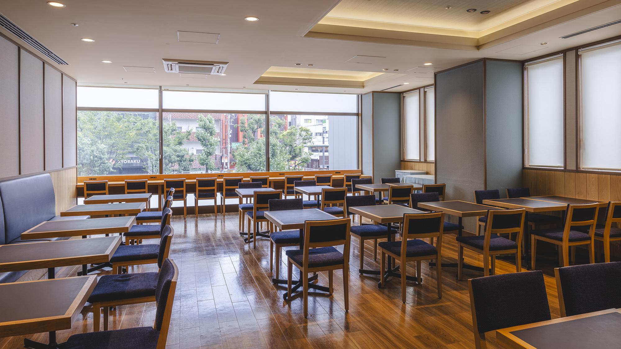 【レストラン アリーズ】光が優しく入る、朝にぴったりの空間です。