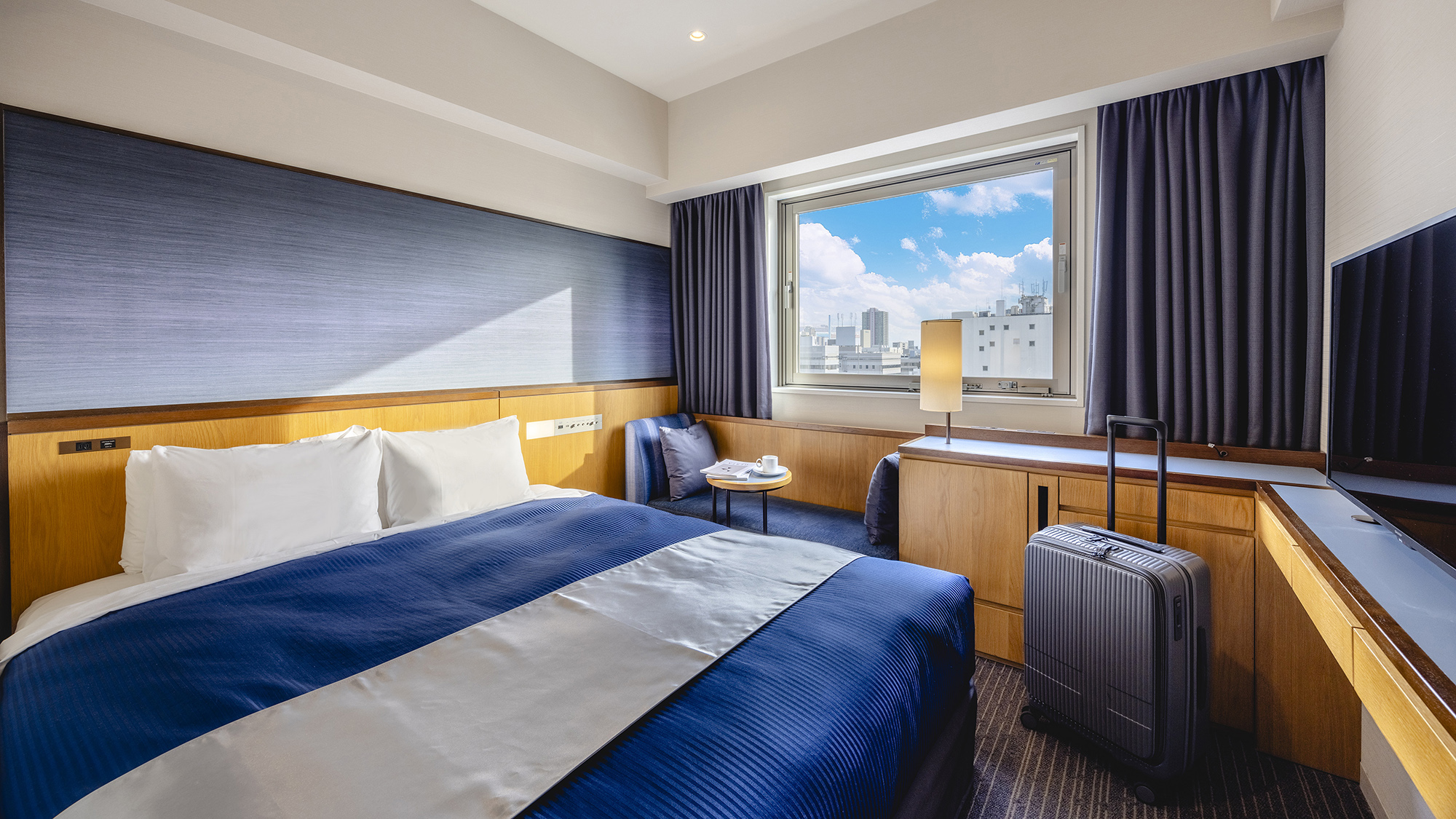 【ダブル】荷物を置いてもゆとりある空間。出張に最適です。