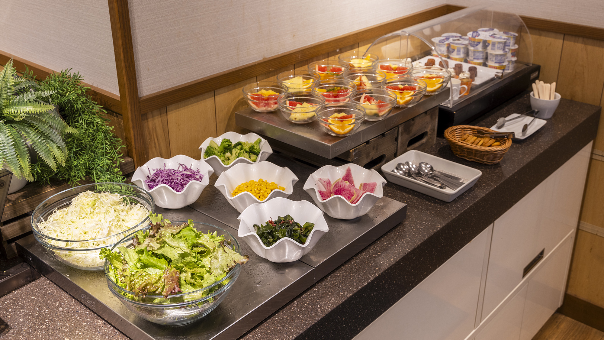 【ご朝食イメージ】健康志向派に♪フレッシュフルーツにサラダなども幅広くご用意。