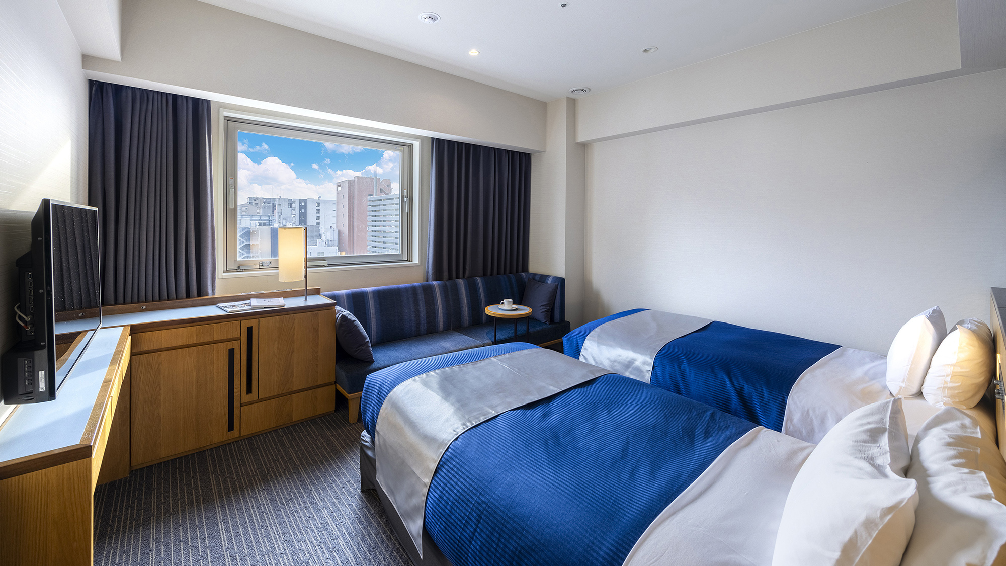 【ツイン】ソファはふたりで座ってもゆったりとしたサイズ。