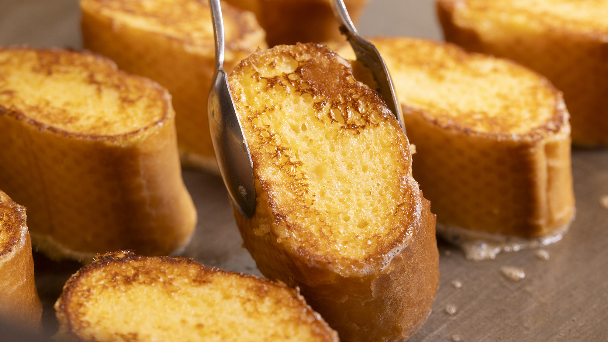 【ご朝食イメージ】ライブキッチンで焼き上げるフレンチトースト。ふわトロ食感で思わず笑顔に&hellip;♪