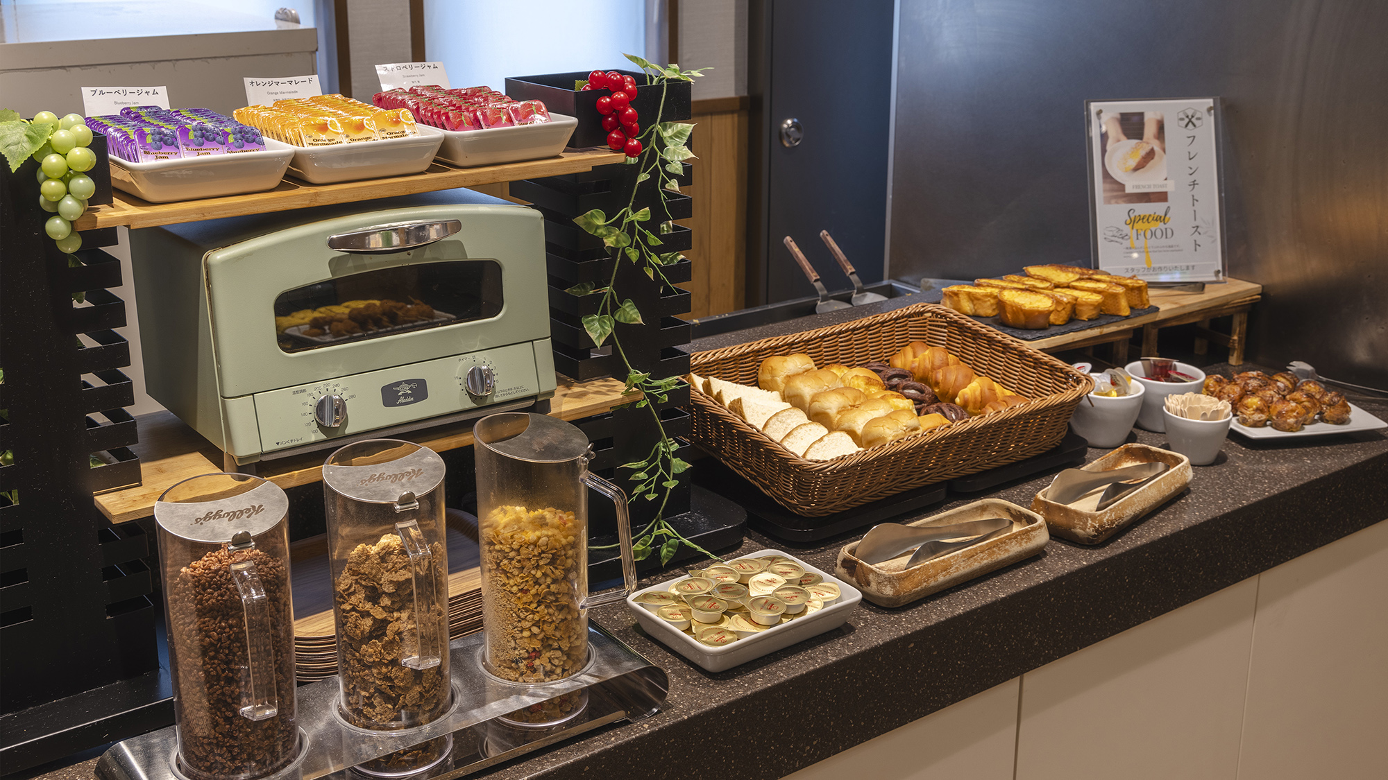 【ご朝食イメージ】こだわりのパンは、トースターでリベイクして熱々カリふわでお召し上がりください♪