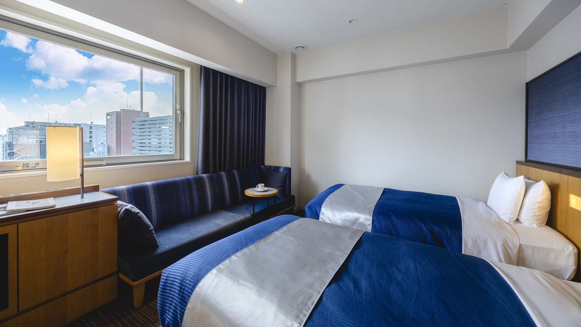 【ツイン】ソファはふたりで座ってもゆったりとしたサイズ。