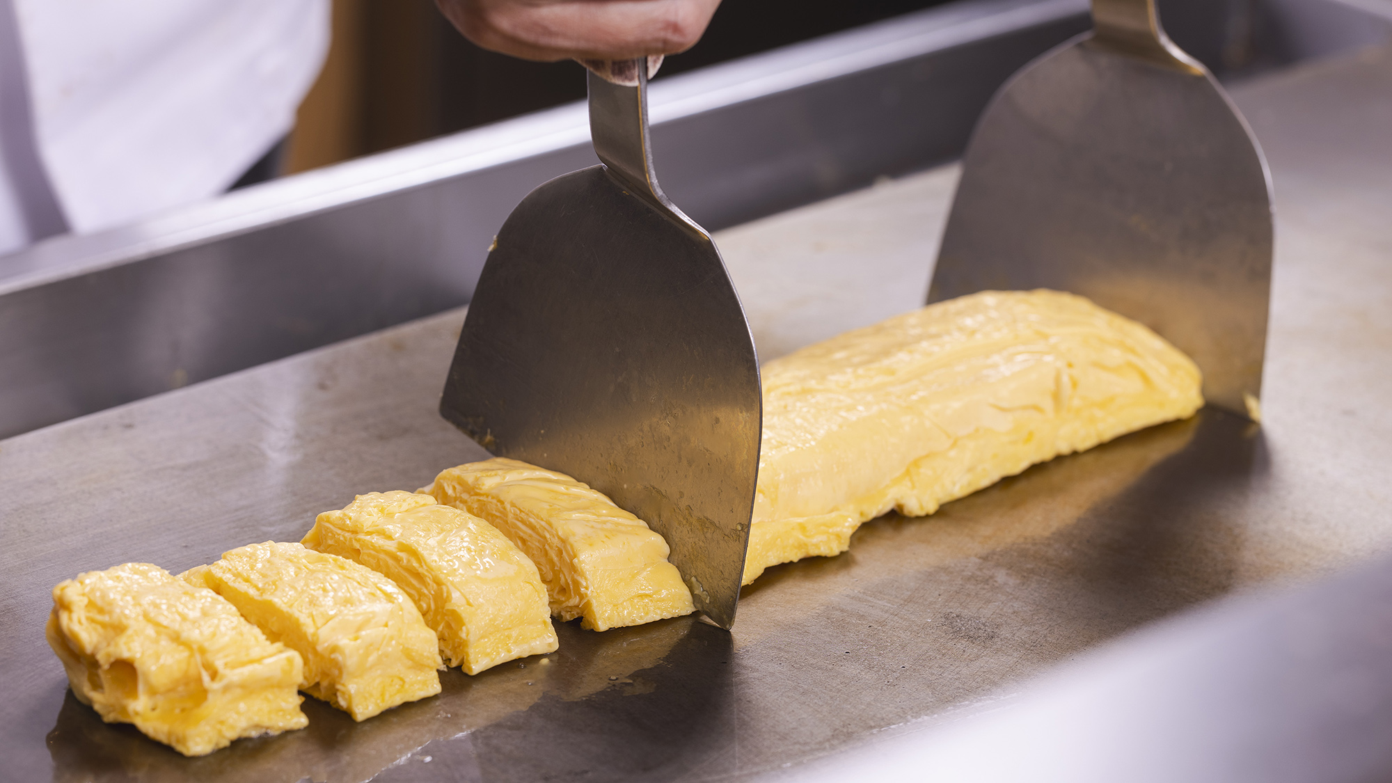 【ご朝食イメージ】ライブキッチンでつくる焼きたてだし巻き玉子。ぷるトロをごはんとともに召し上がれ♪