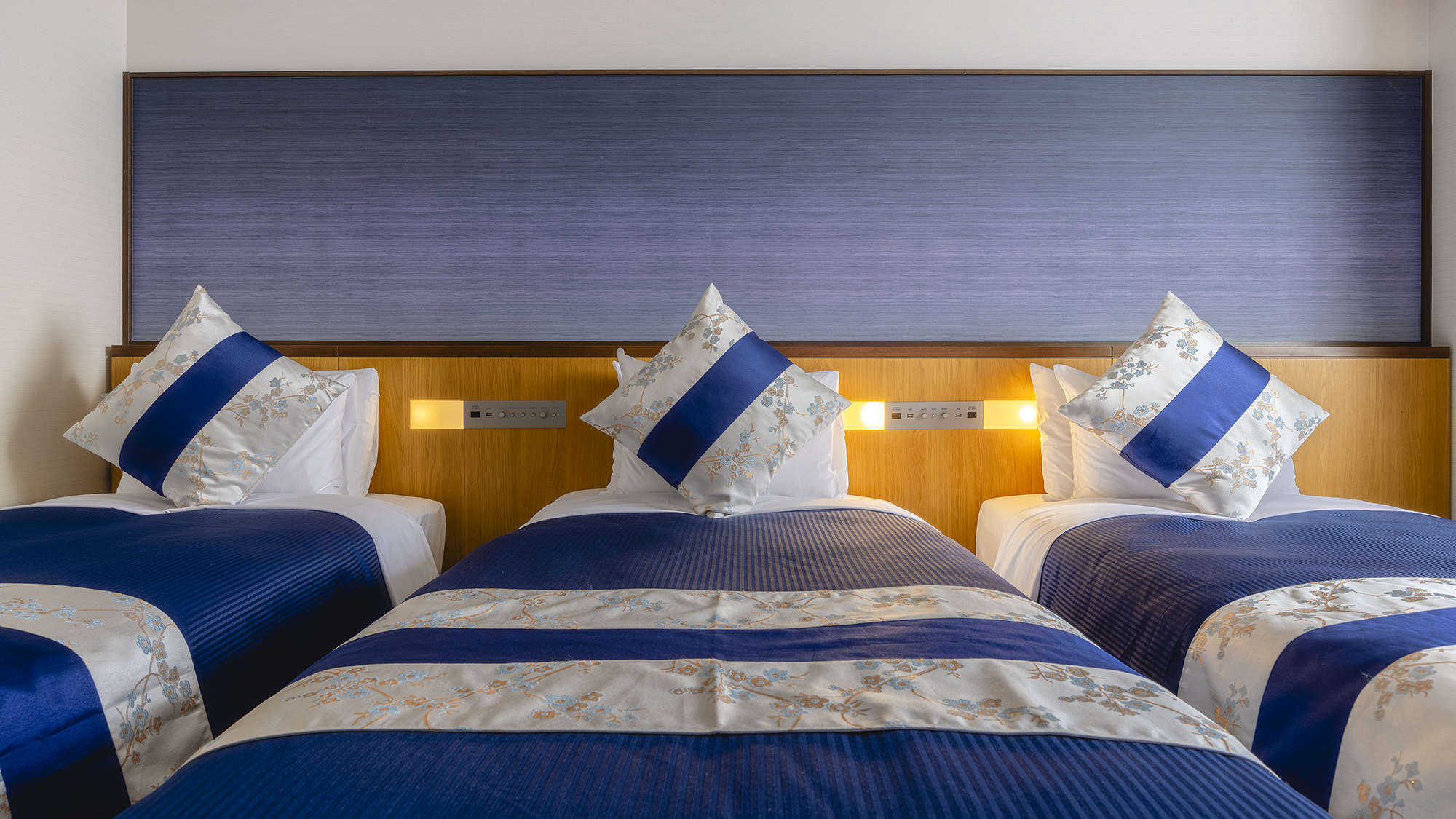 【プレミアムトリプル】観光を楽しんだあとは、みんなで並んで旅の想い出を語らう夜を。