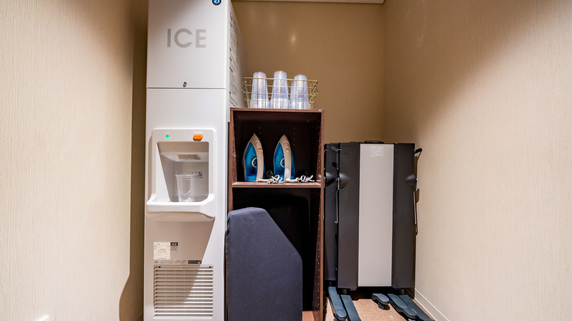 【製氷機・レンタル備品】アイロン・アイロン台・ズボンプレッサー）は各客室階に完備