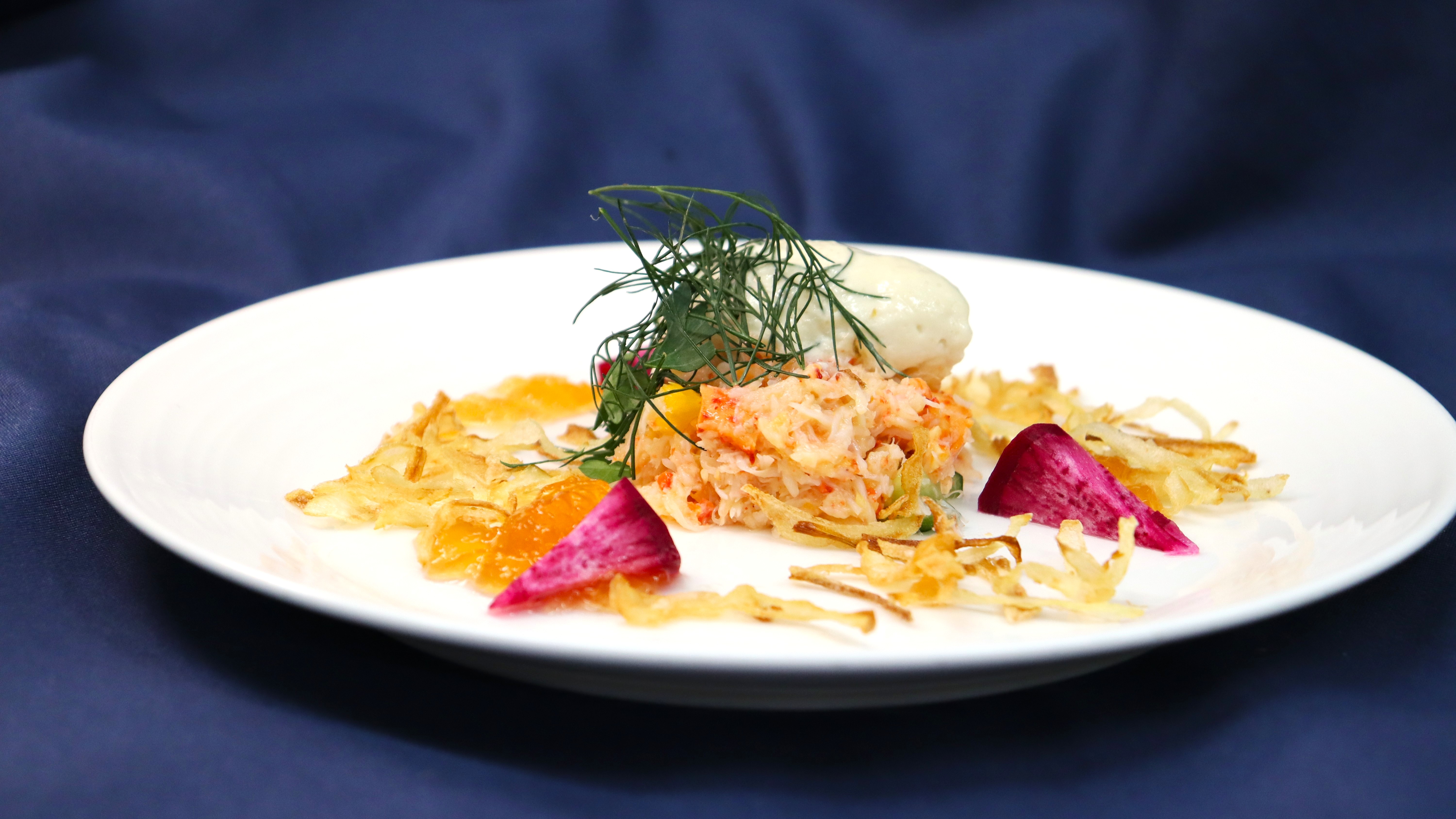 6月実演メニュー 花咲ガニのサラダ仕立て