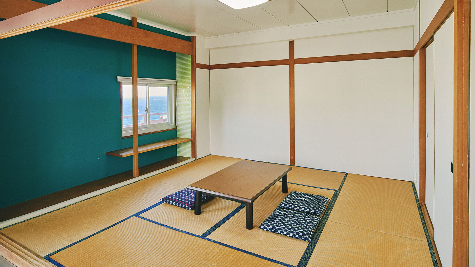 ・【コンドミニアムオーシャンビュー】ゆとりある8畳の和室。足を伸ばしたり寝転んだり自由にくつろげます