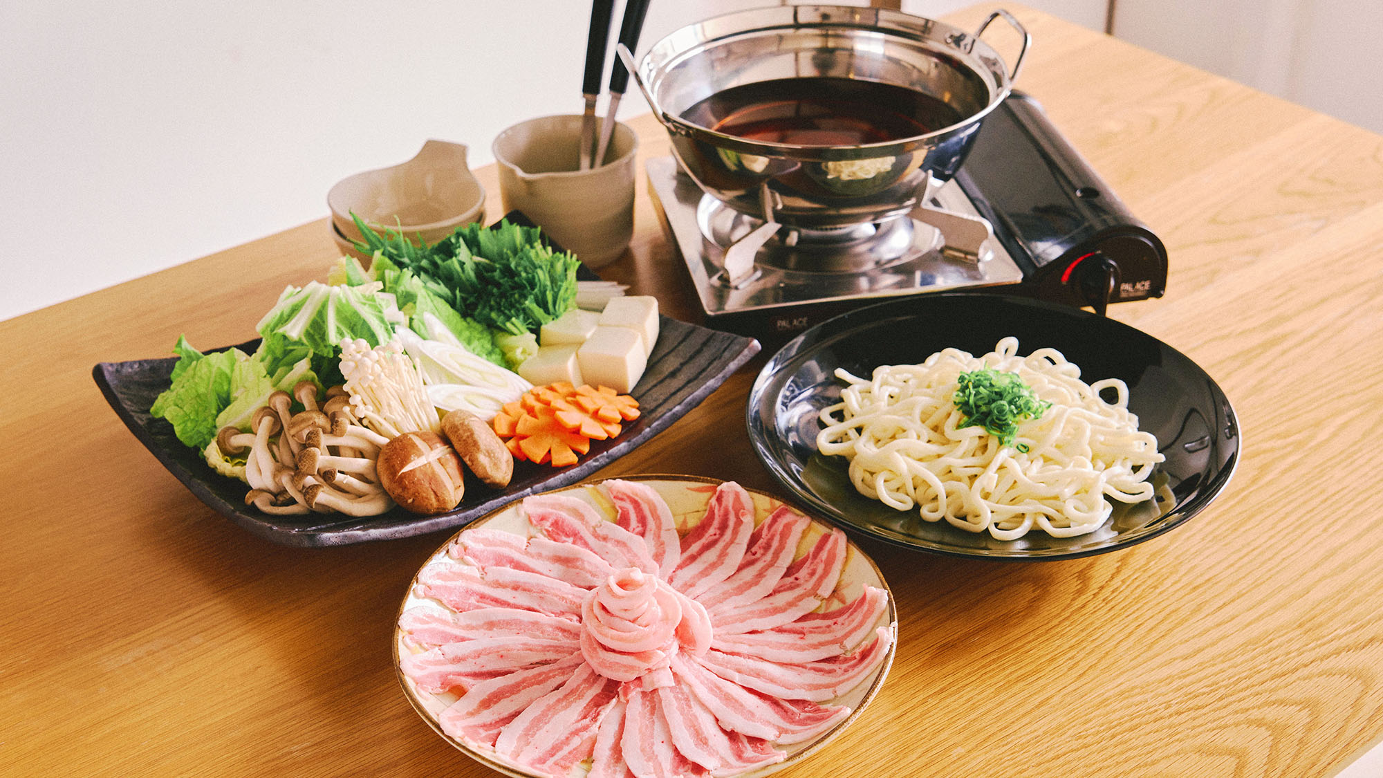 ・【豚バラ鍋】お肉とお野菜たっぷりの鍋。締めのうどんも美味しいですよ。