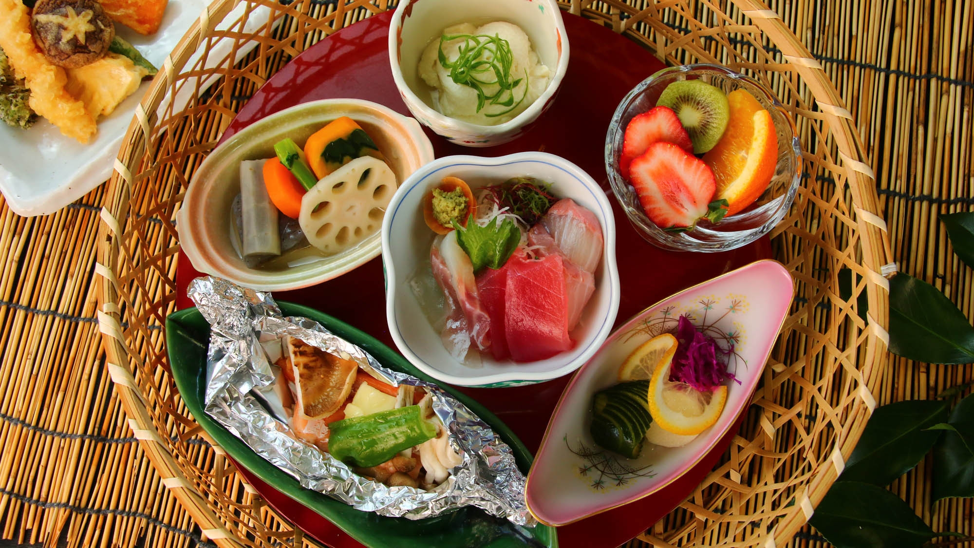 【お盆/年末年始/GW】地元食材使用！籠盛膳 × 源泉かけ流し温泉【2食付き】＜部屋食＞