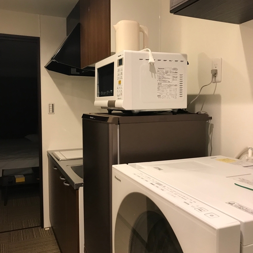 洗濯機、2ドア冷蔵庫、電子レンジ、簡易キッチン