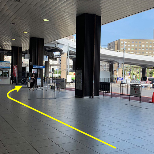 駅からの案内②左手に進むと、右手に大阪（伊丹）空港行きのバス乗り場が見えてきます。バス乗り場の奥に横