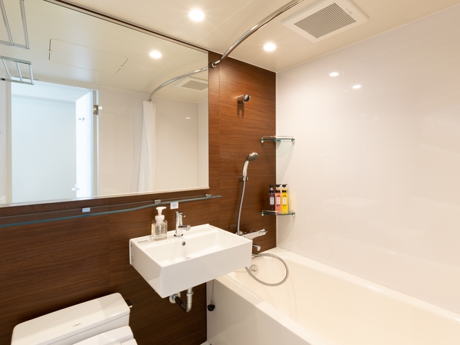 【バスルーム】シャワーヘッドとお湯の温度調整にも便利なサーモスタット式
