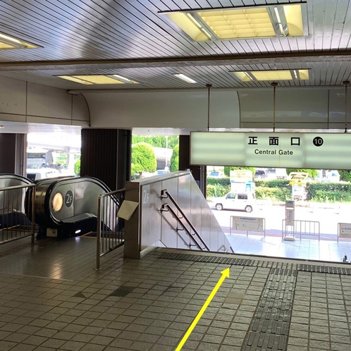 駅からの案内①JR「新大阪」駅【正面口】へと向かい、1階に降ります。