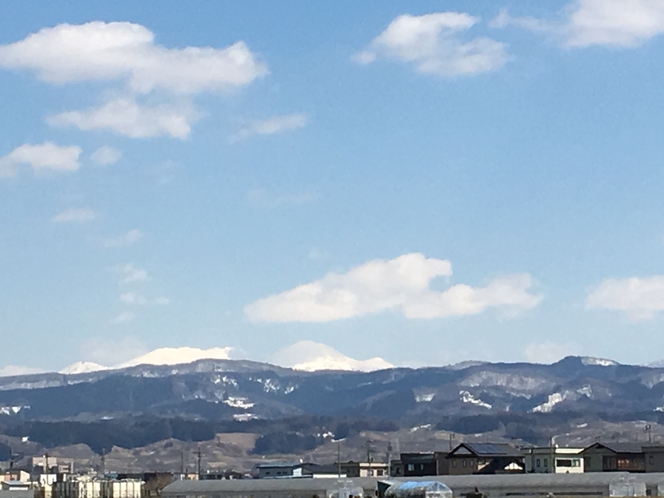 黒石市内から見る八甲田山