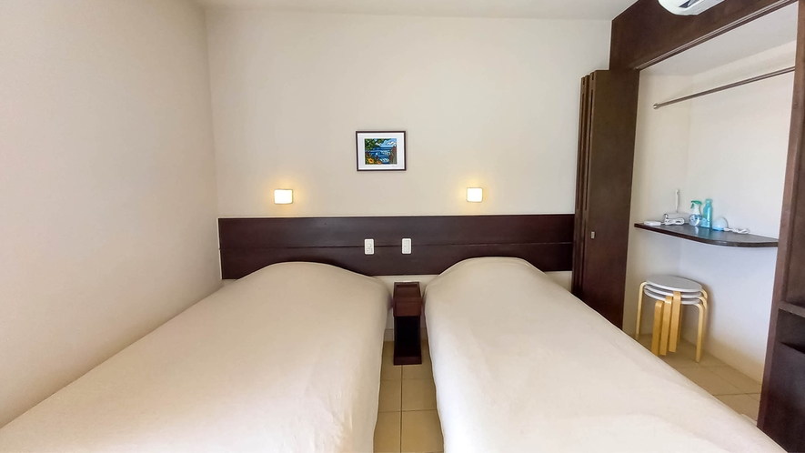 ・【客室】シングルベッドを2台設置。ゆったりとお休み頂けます