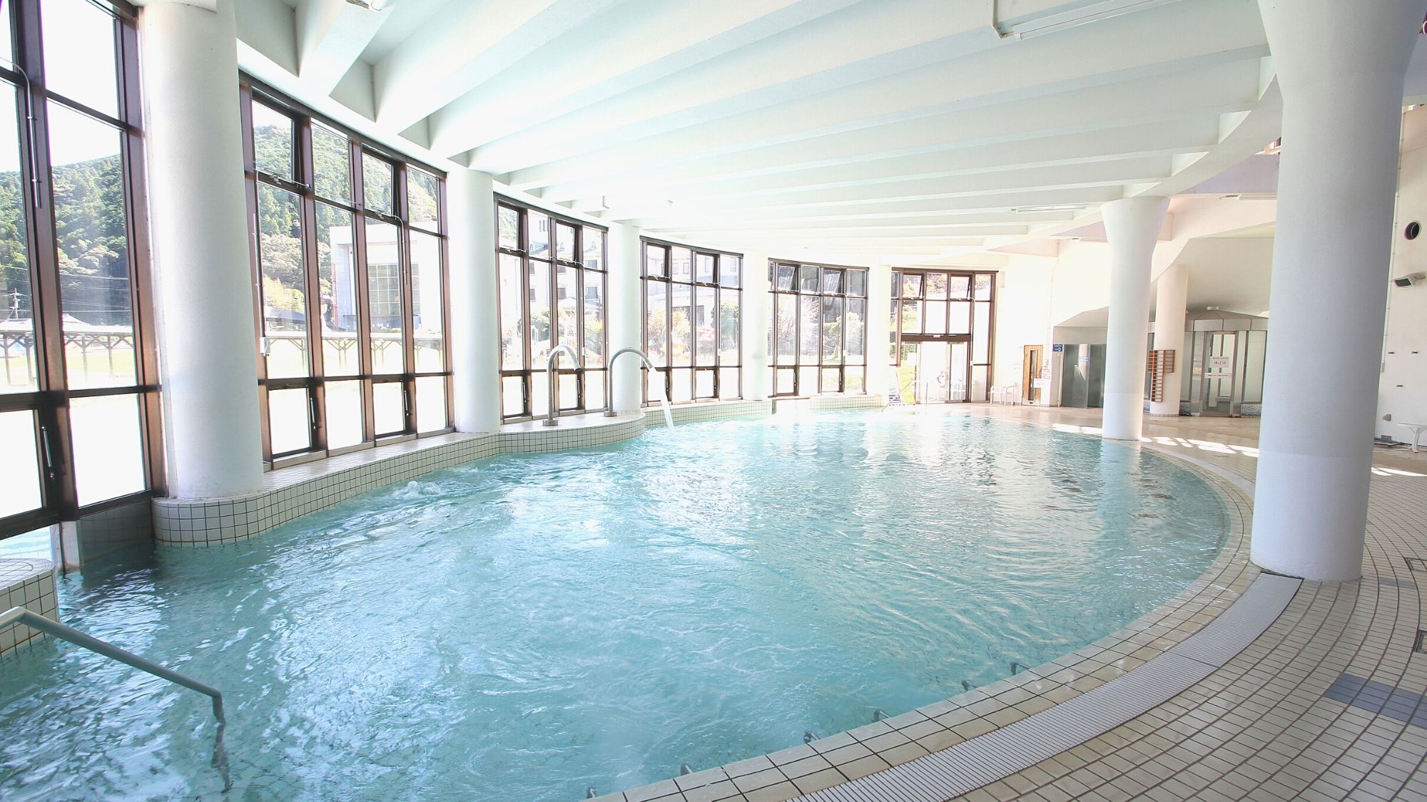 ホテルから歩いてすぐのプール（3歳以上から利用可）