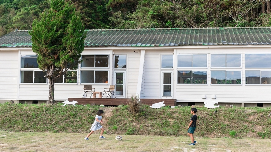 校庭でサッカー