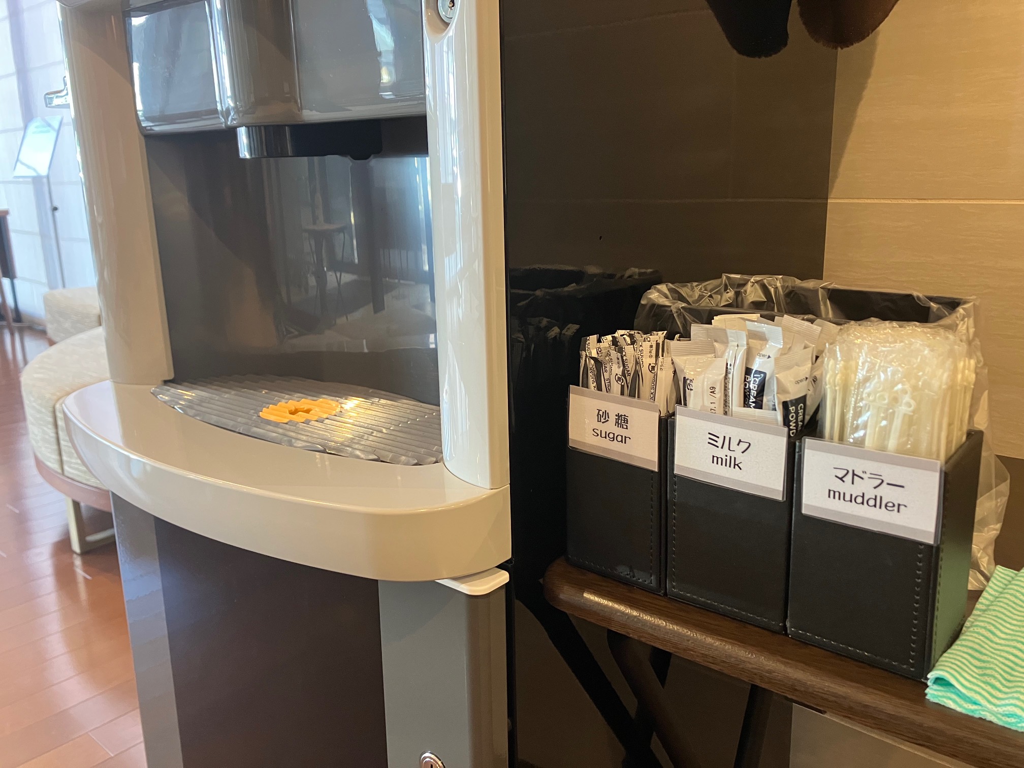 １Fロビーにてウェルカムドリンクのサービスを提供しております。