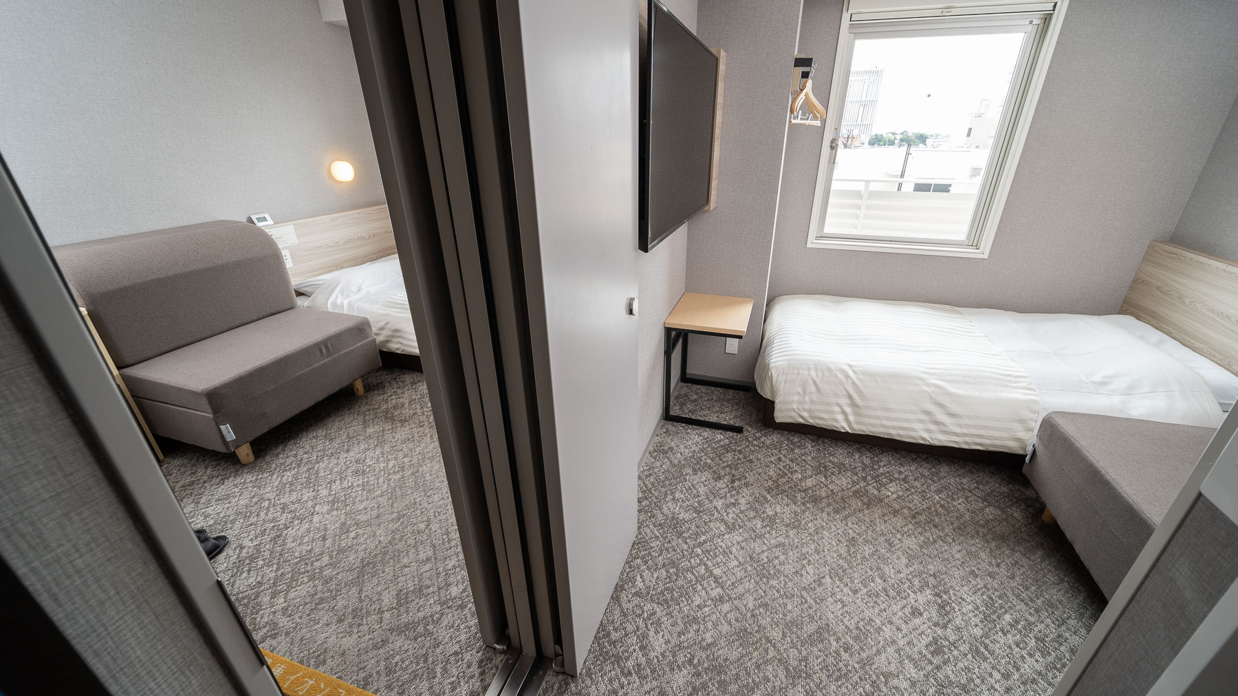 セミダブルベッド＋ソファのお部屋が繋がったお部屋です
