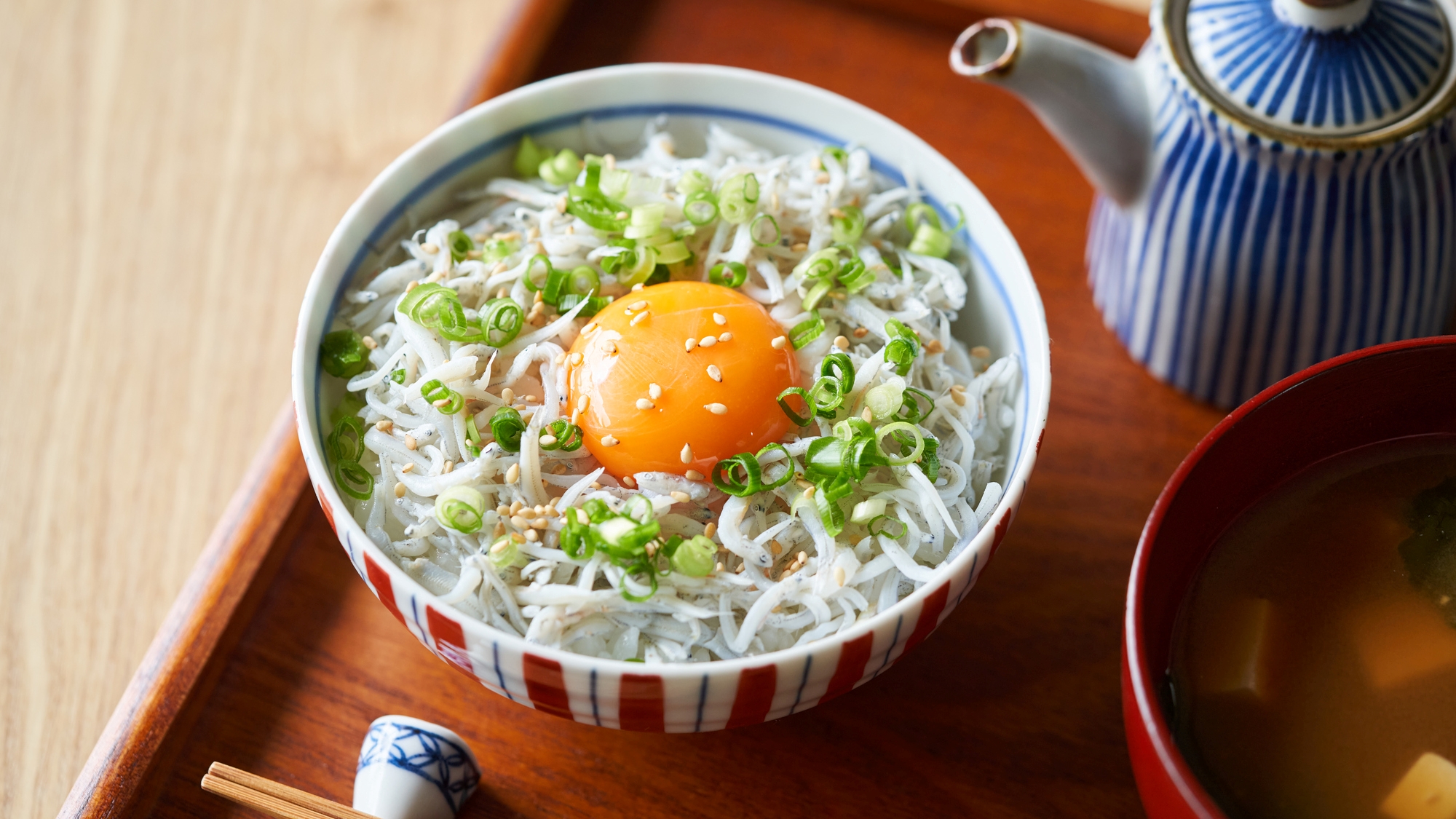 ご当地名物「釜揚げしらす丼」を食べて湘南観光！※イメージ