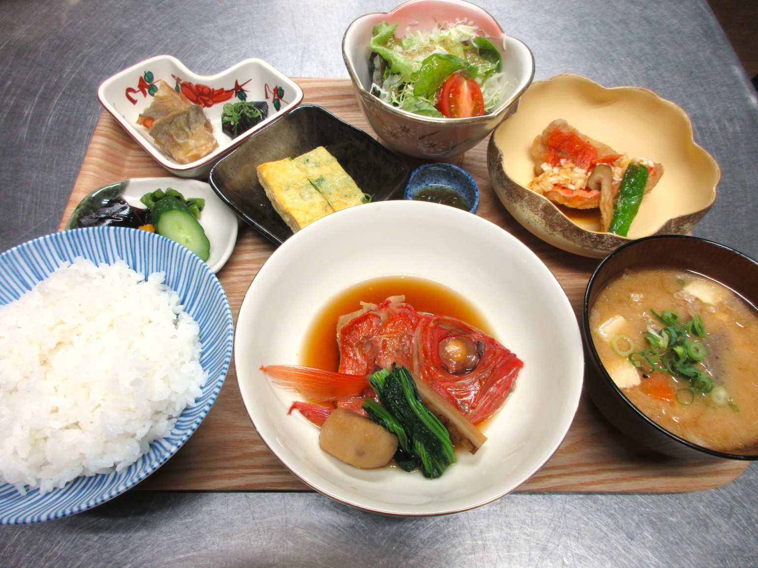 ◆お刺身盛りと金目の煮付け御膳プラン！・朝食は洋食です。