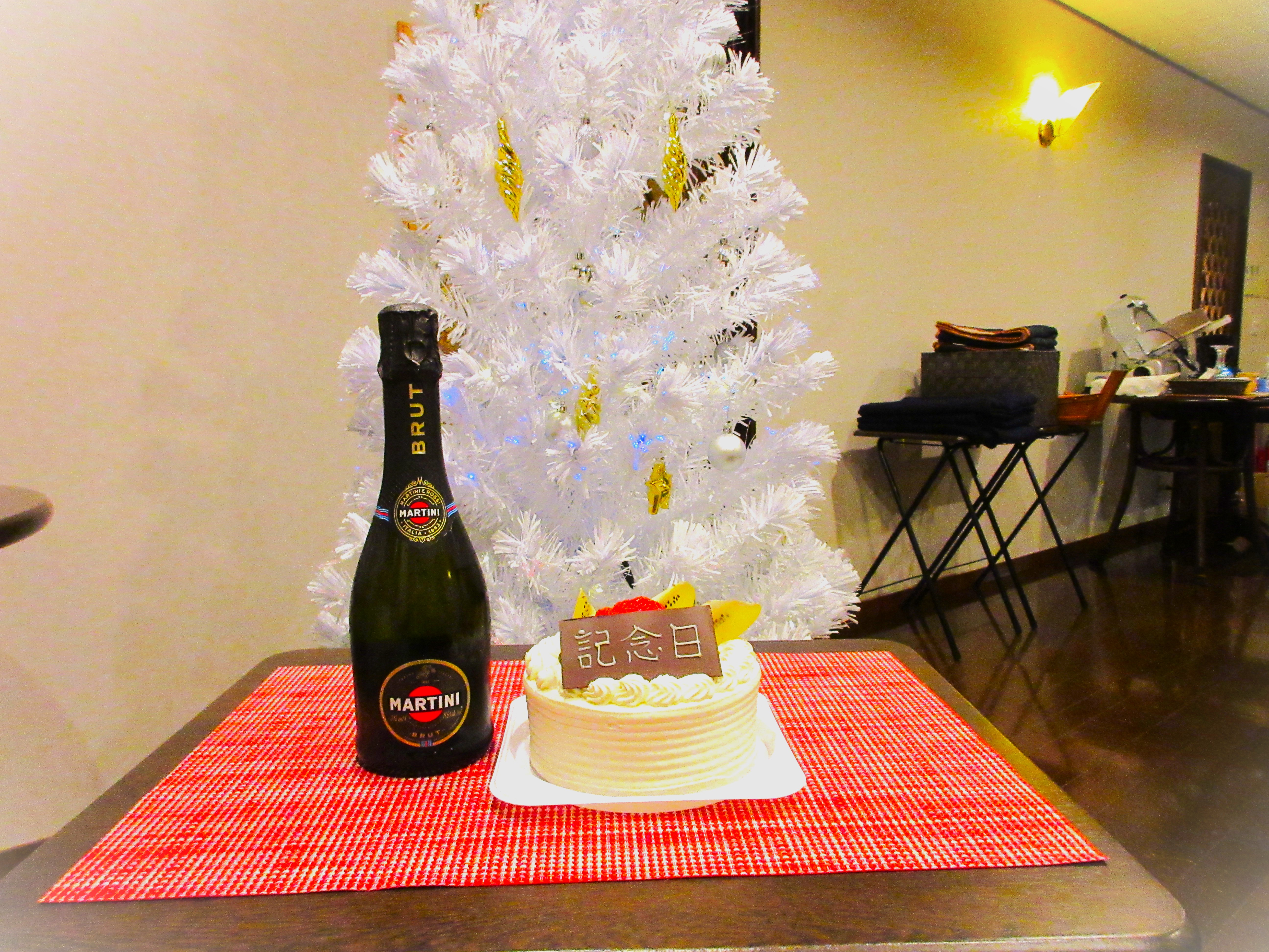 クリスマスツリーとケーキ＆シャンパン