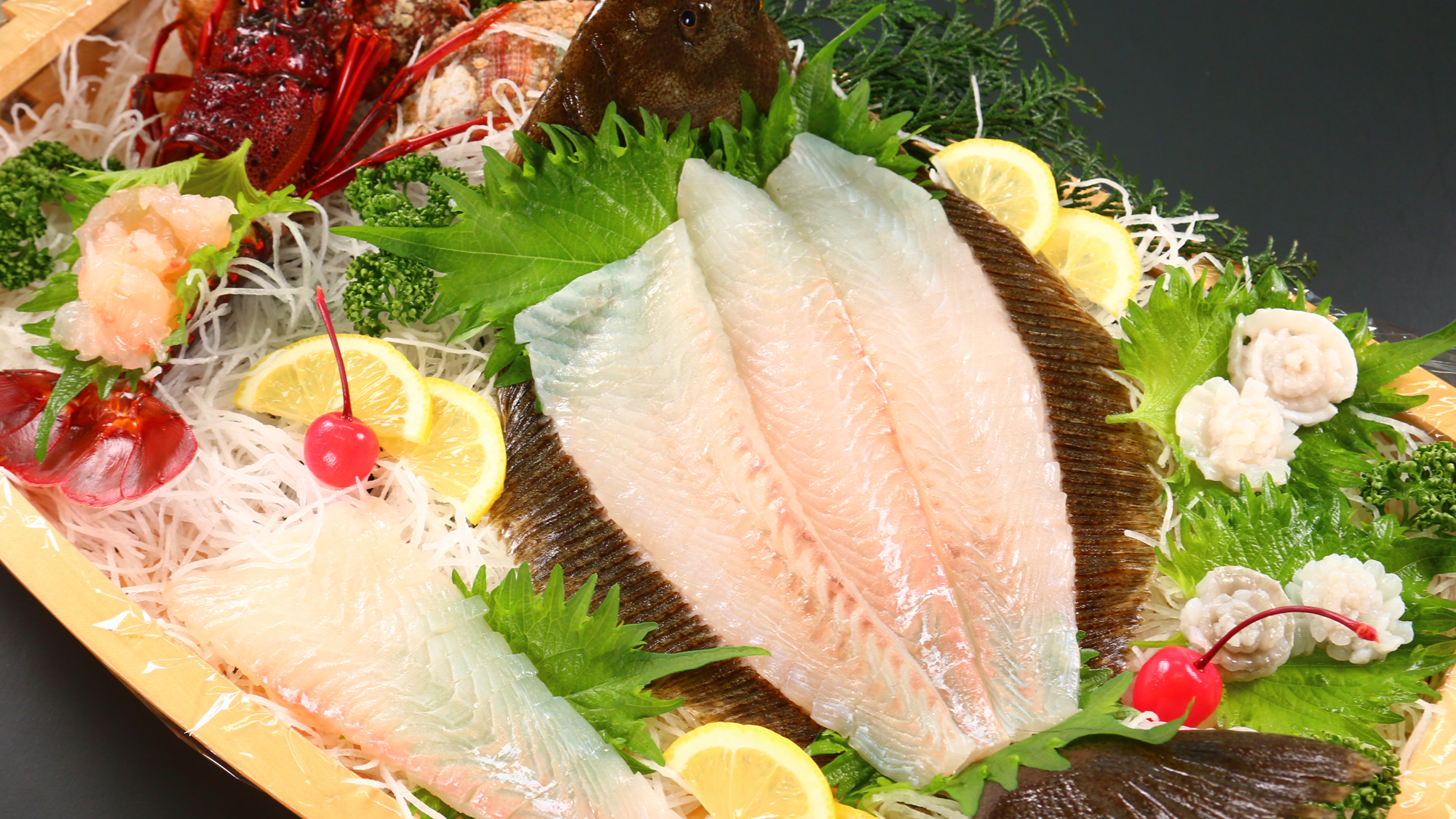 ＊旬魚の活き造りは、ぎゅっと締まった身と噛めば噛むほど広がる甘み、新鮮だからこそ楽しめる味です。　