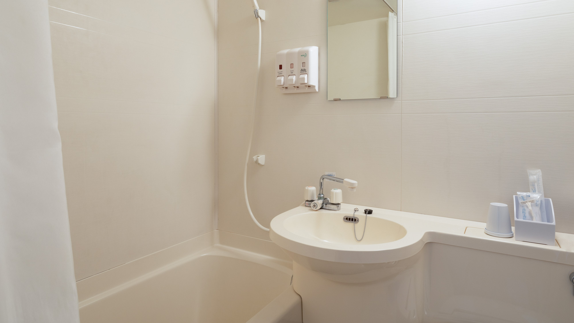 シンプルでコンパクトなバスルーム。歯磨きセットのご用意もございます
