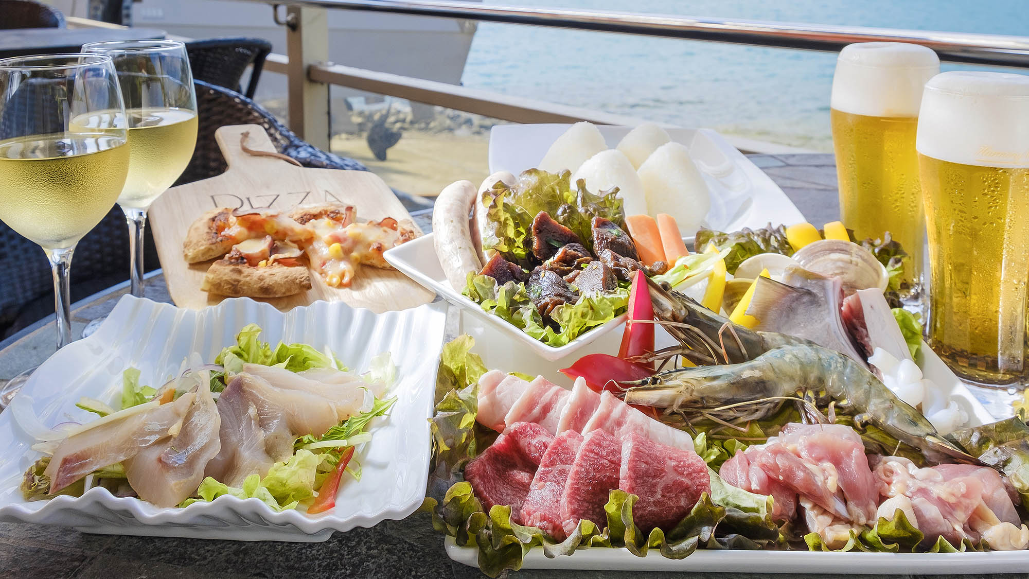 ・【BBQ】海の幸、お肉、ピザ、カルパッチョなどこだわりのお食事をお召し上がりいただけます（一例）