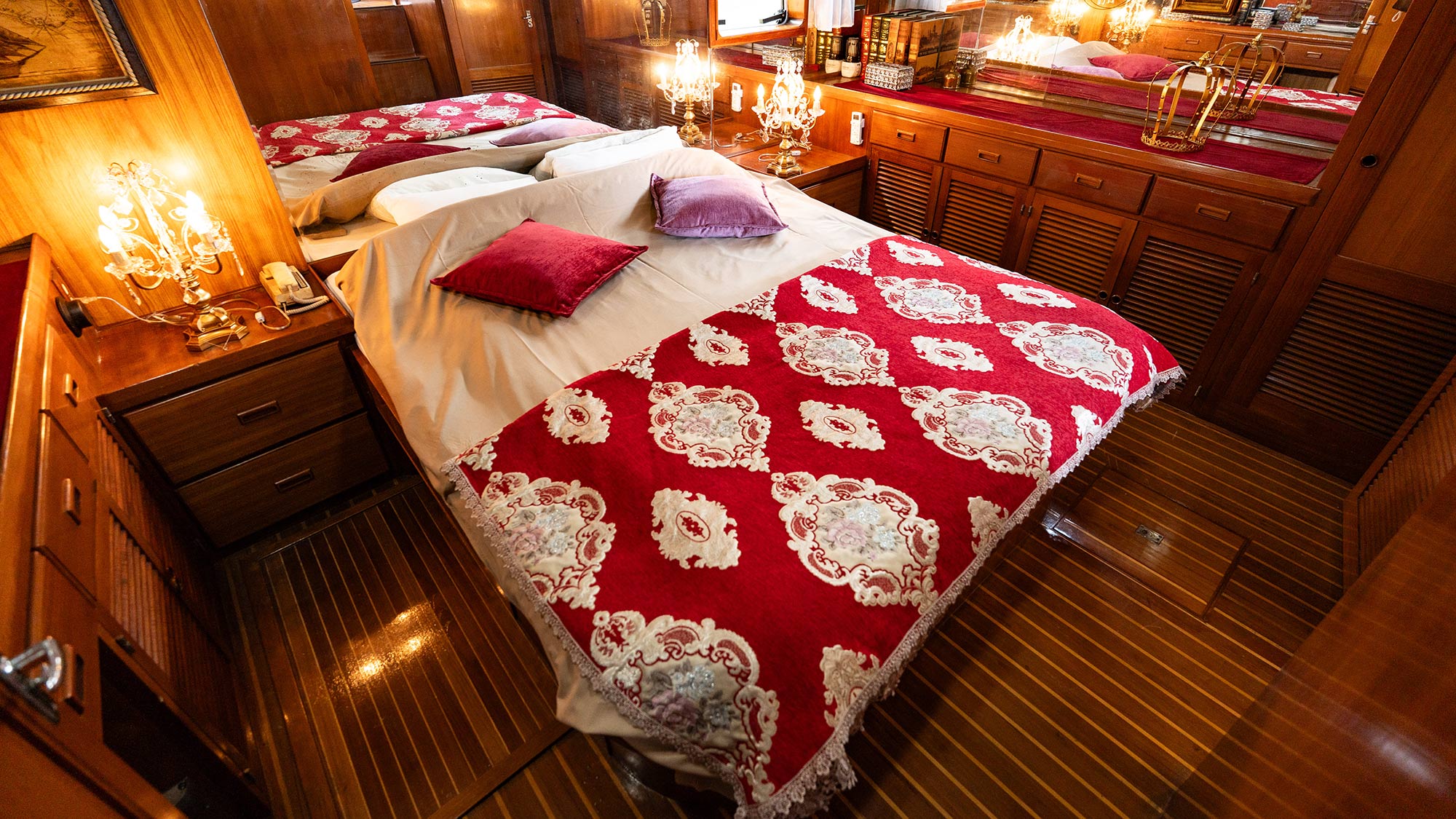 ・【クルーザー・MARUMARU】雰囲気あるウッドなつくりの寝室。ベッドでゆったりお休みいただけます