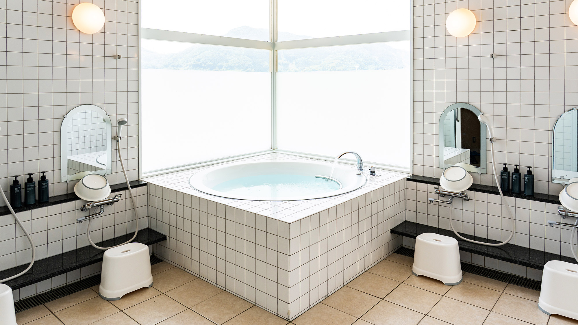 ・【浴室棟】目の前に広がる開放感にあふれた浴室からの眺めは最高です