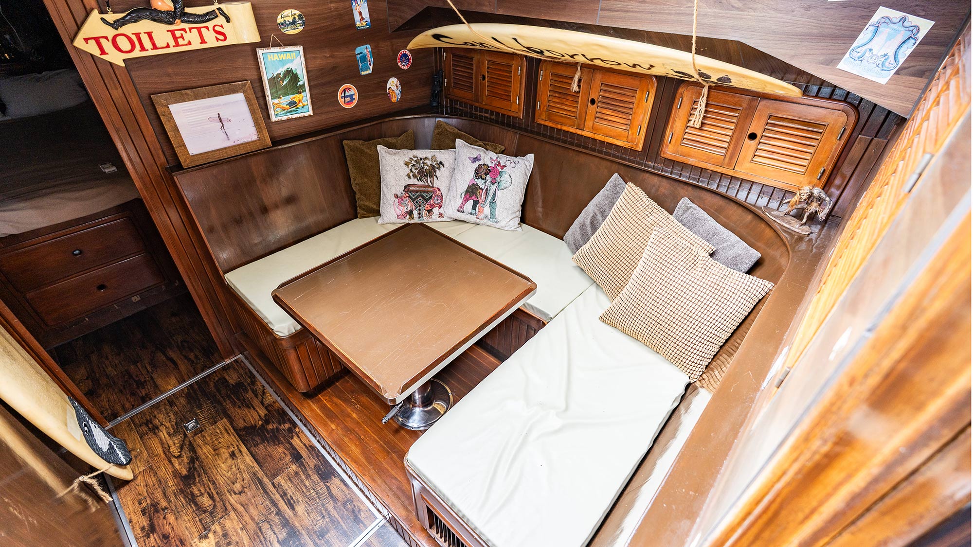 ・【クルーザー・ブラックパール】ラウンドソファでくつろぎの時を。高級感漂う空間で大人の方も楽しめます