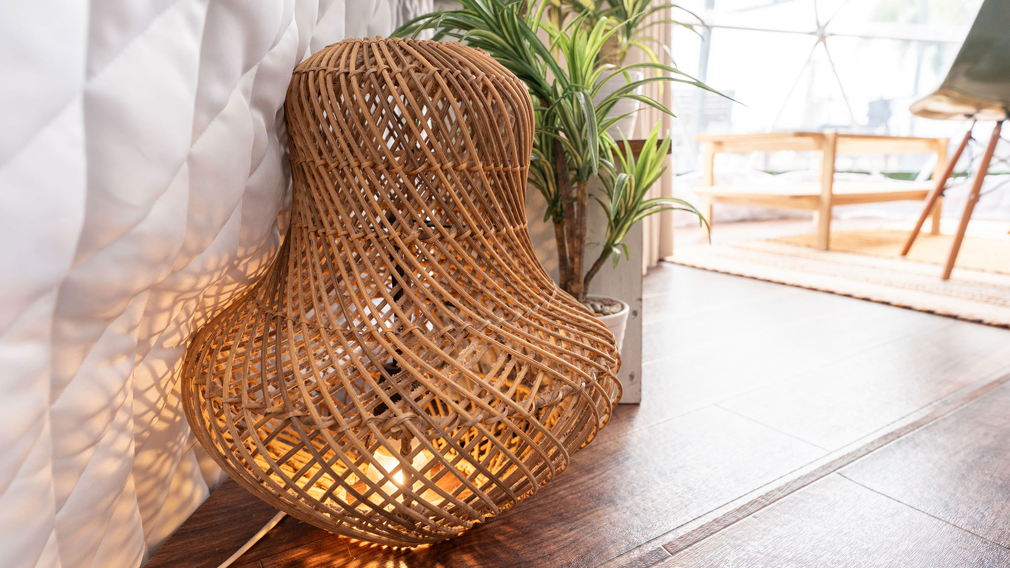 ・【ドームテント・セントルシア】観葉植物やルームライトなどの可愛らしいインテリアがほっとします