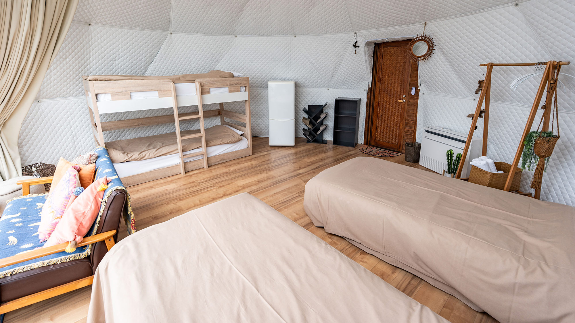 ・【ドームテント・ガルバ】広々空間で、家族や友人と。海辺で過ごす楽しいグランピング体験