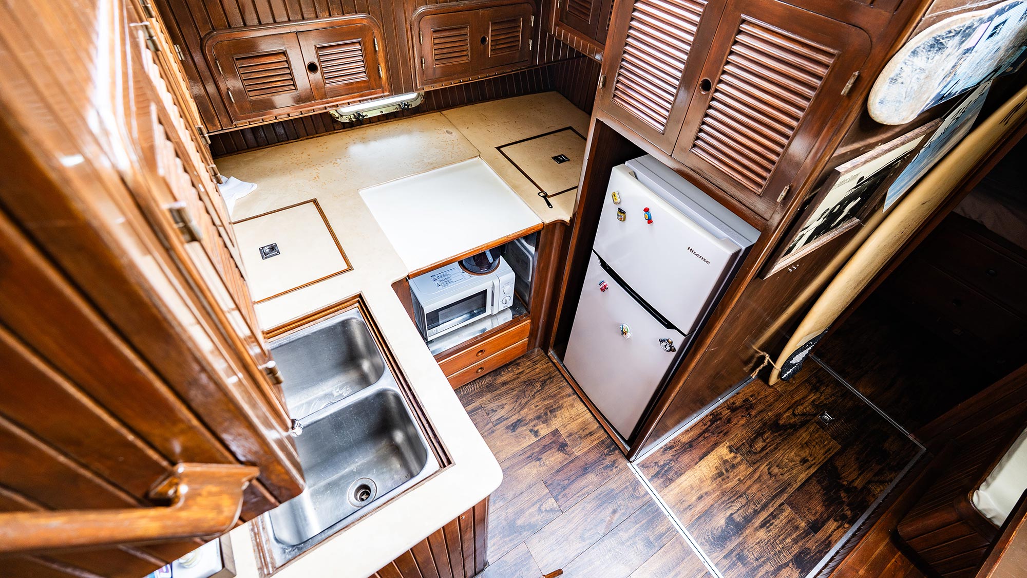 ・【クルーザー・ブラックパール】クラシカルな船内で過ごす、趣ある船内の簡易キッチン