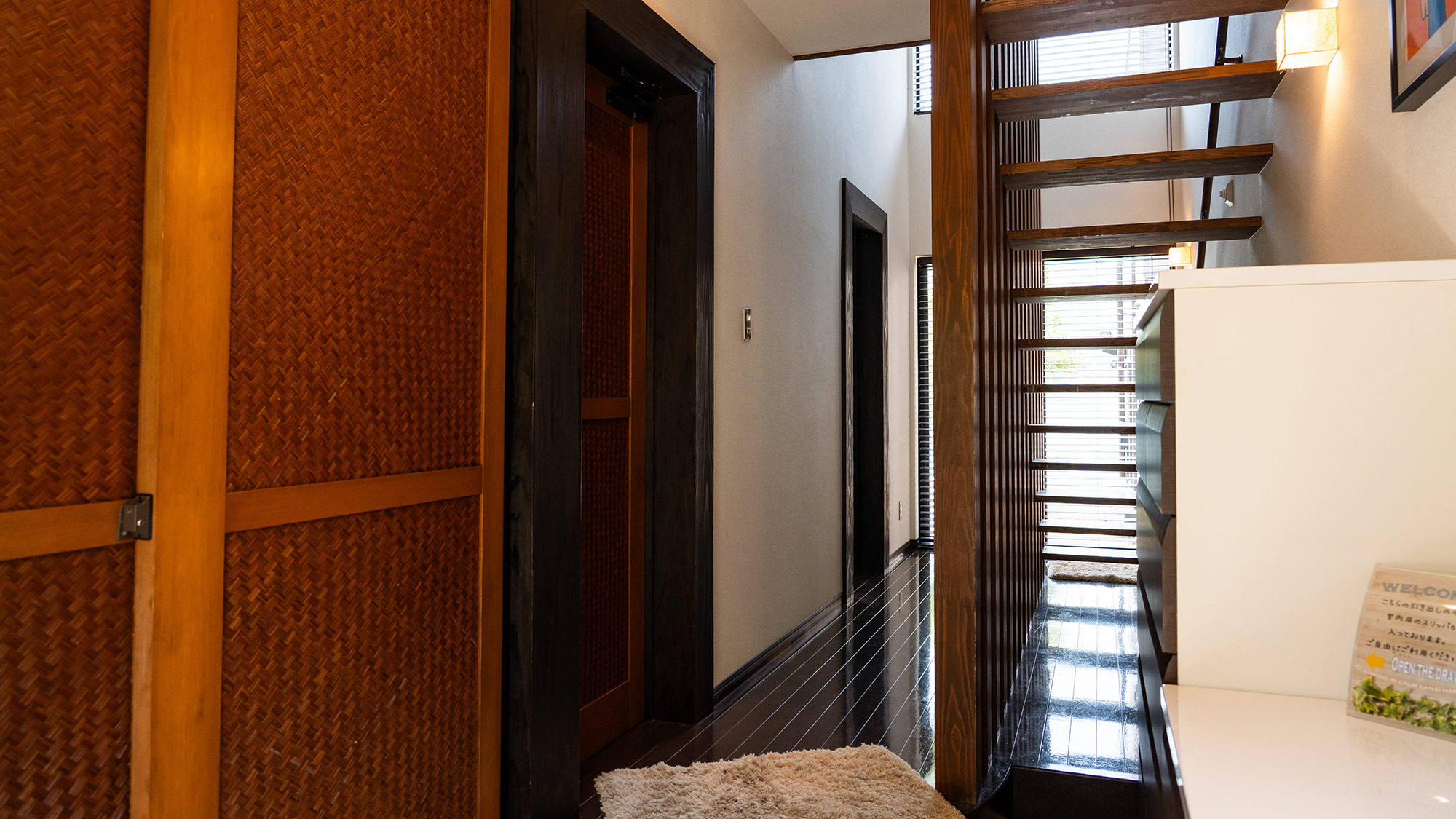 ・【ヴィラ】吹き抜けの開放感。階段を上がれば、そこは非日常の始まり