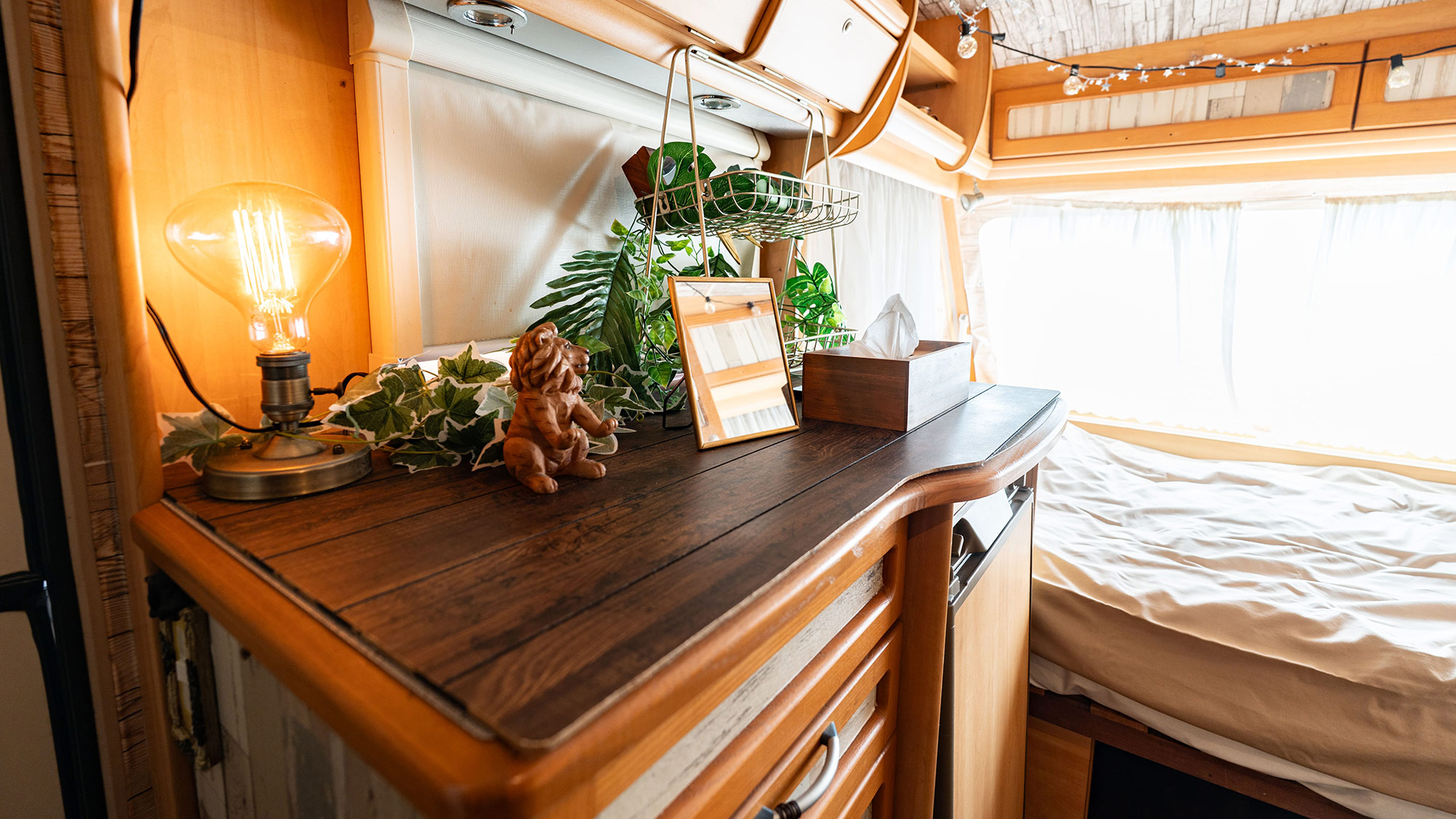 ・【キャンピングカー・ロトルア】限られた空間でも妥協なし。快適なベッドサイド