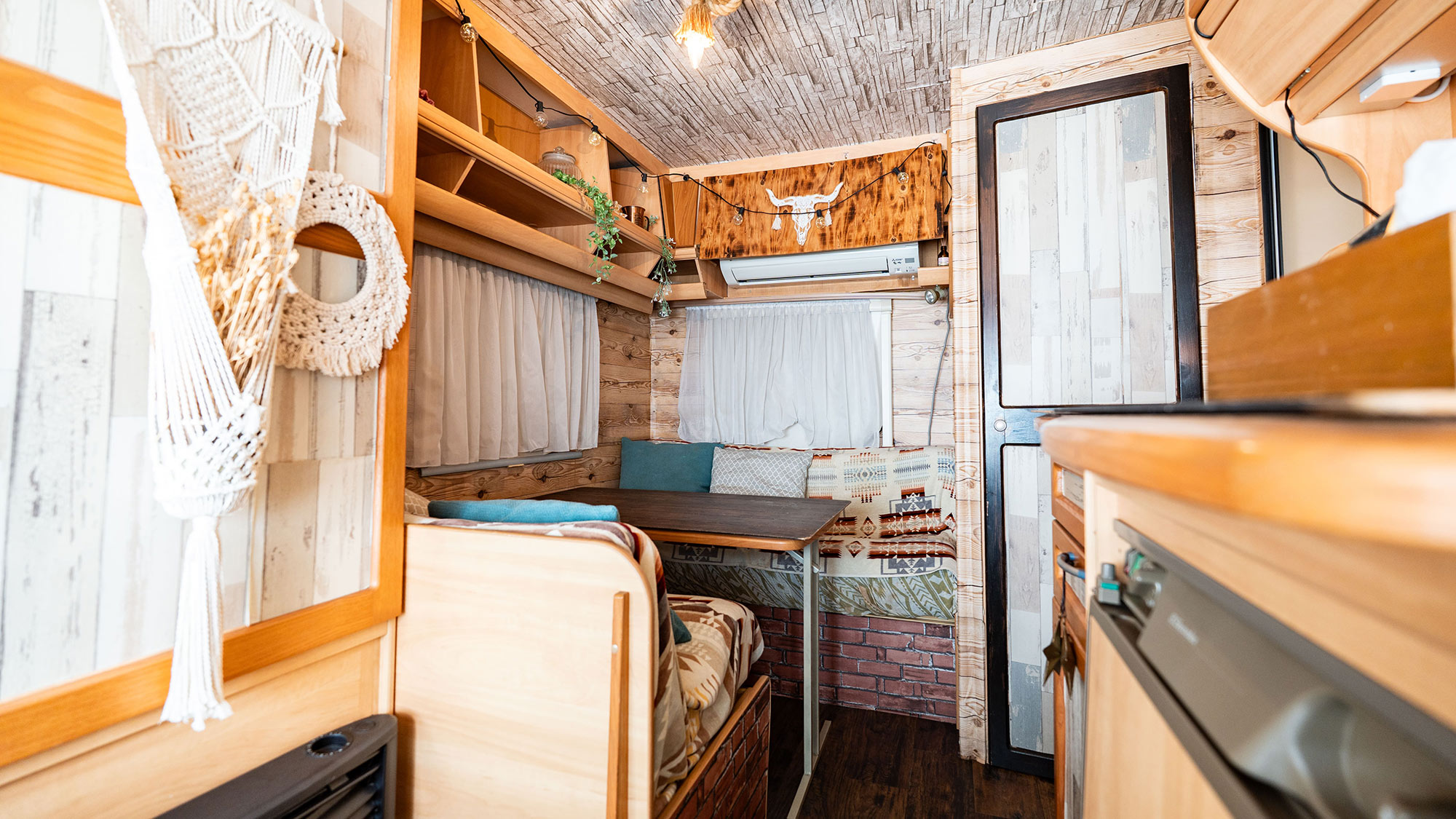 ・【キャンピングカー・ロトルア】あなただけの秘密基地。快適リビング空間