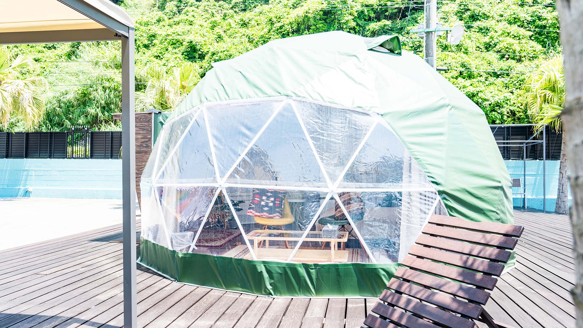 ・【ドームテント・セントルシア】屋根付きのテラスで日差しが強い日や雨の日でも、デッキで休憩できます