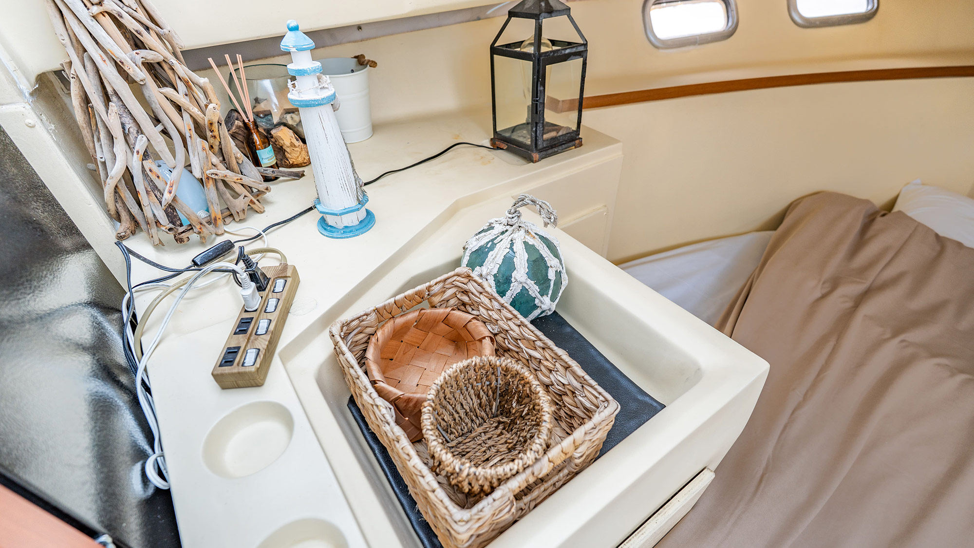 ・【クルーザー・モアナ】海を感じるインテリア。南国ムード漂う船上寝室。