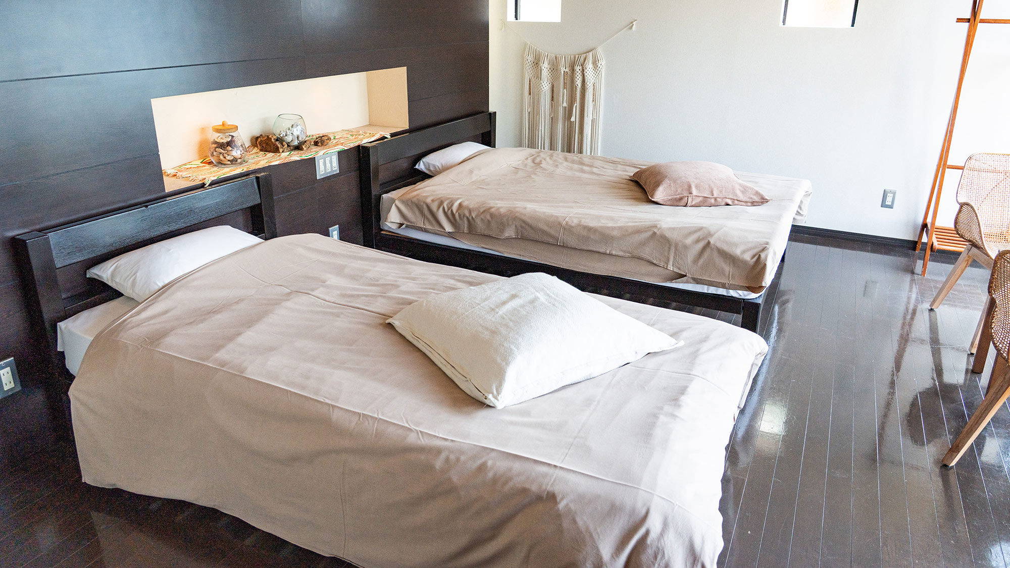 ・【ヴィラ】吹き抜けの広々空間。たくさんの窓から太陽の光が差し込む明るい寝室