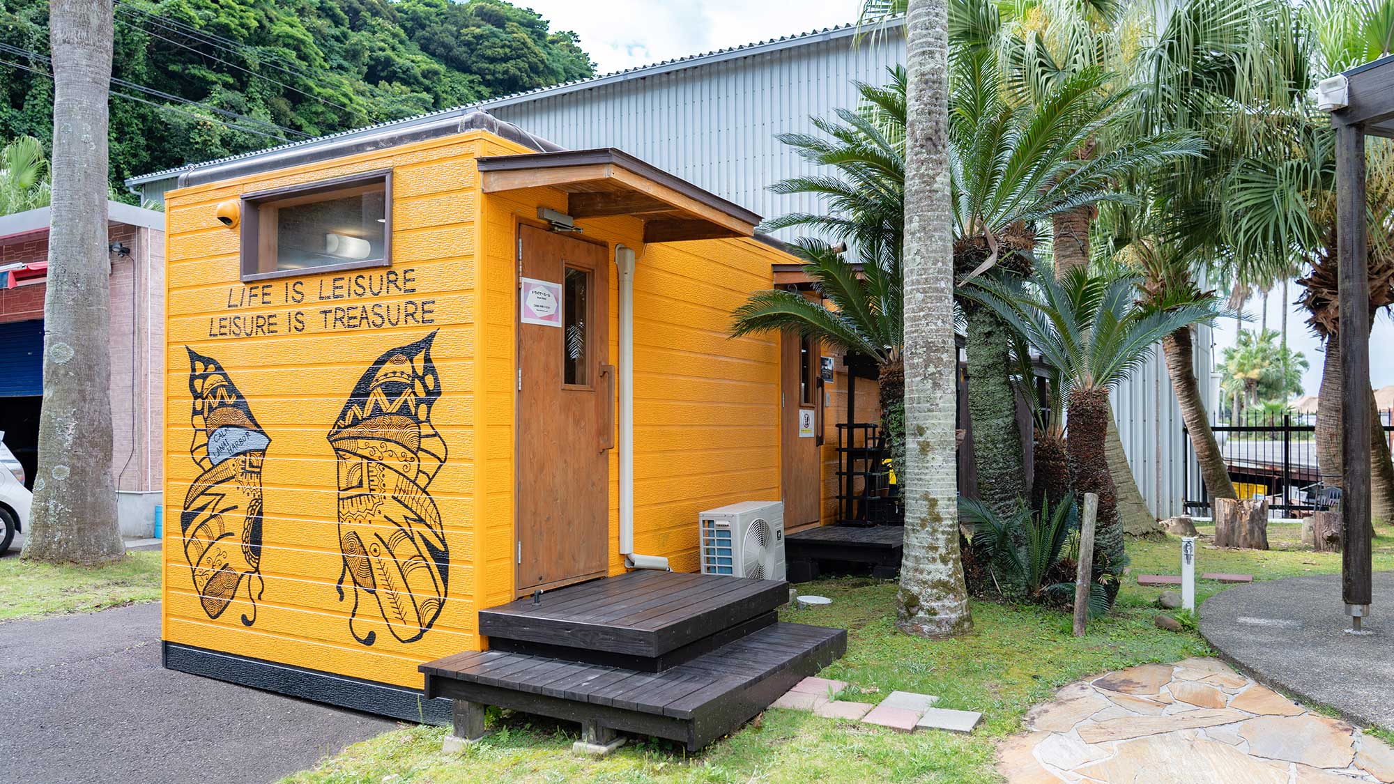 ・【サウナ】小屋は浴室棟の隣にございます。ご利用の際はスタッフまでお声かけください