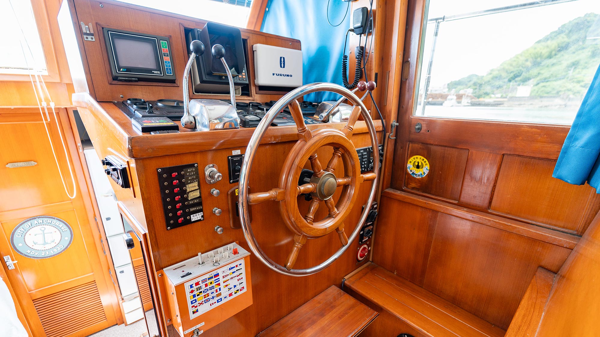 ・【クルーザー・MARUMARU】操舵室付きの特別空間。船上リビングで海と一体に。非日常を独り占め