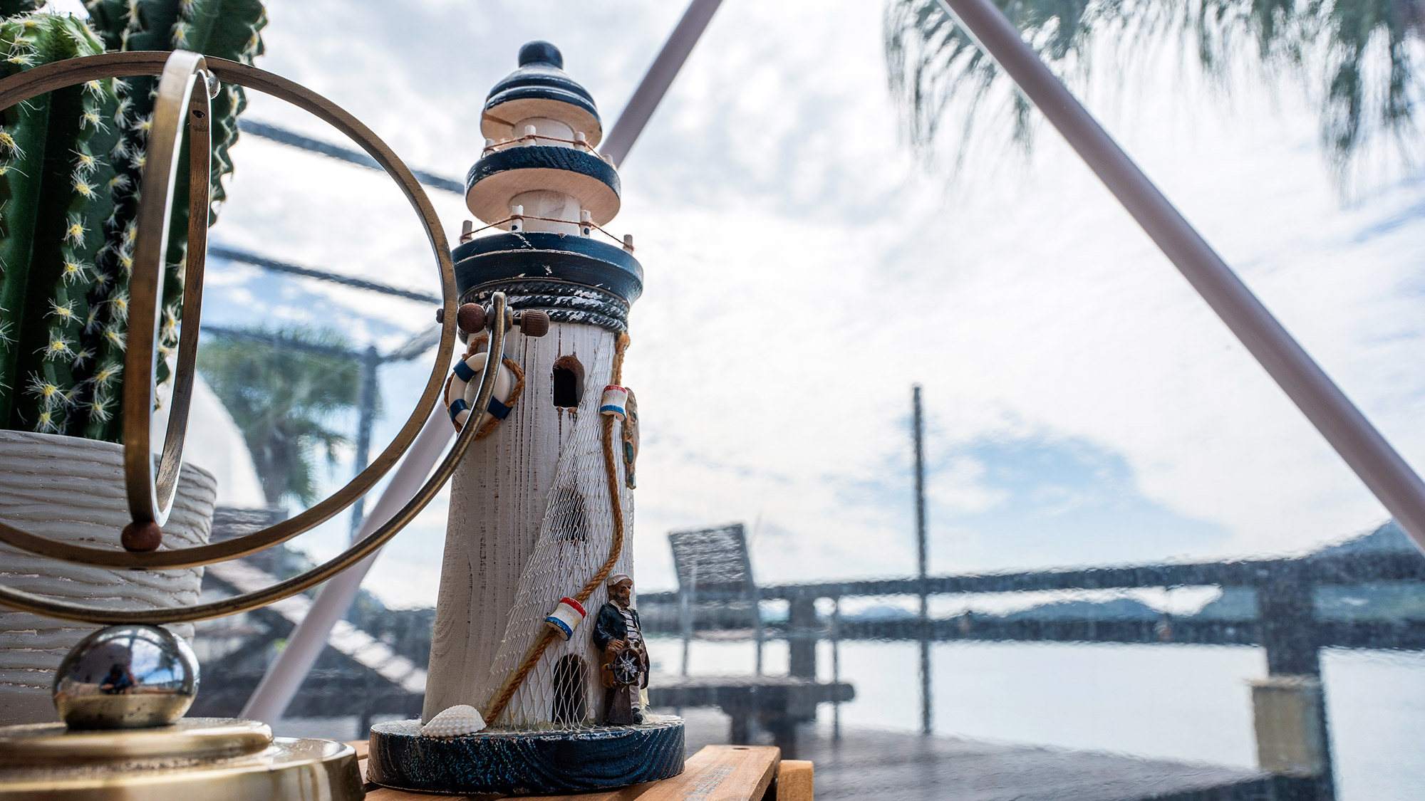 ・【ドームテント・マセイオ】海風が心地よいウッドテラス。優雅なリゾート気分で楽しむグランピング