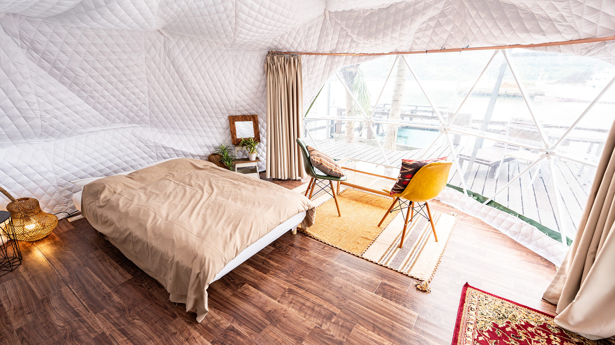 ・【ドームテント・セントルシア】ナチュラルテイストで明るい雰囲気のドーム内