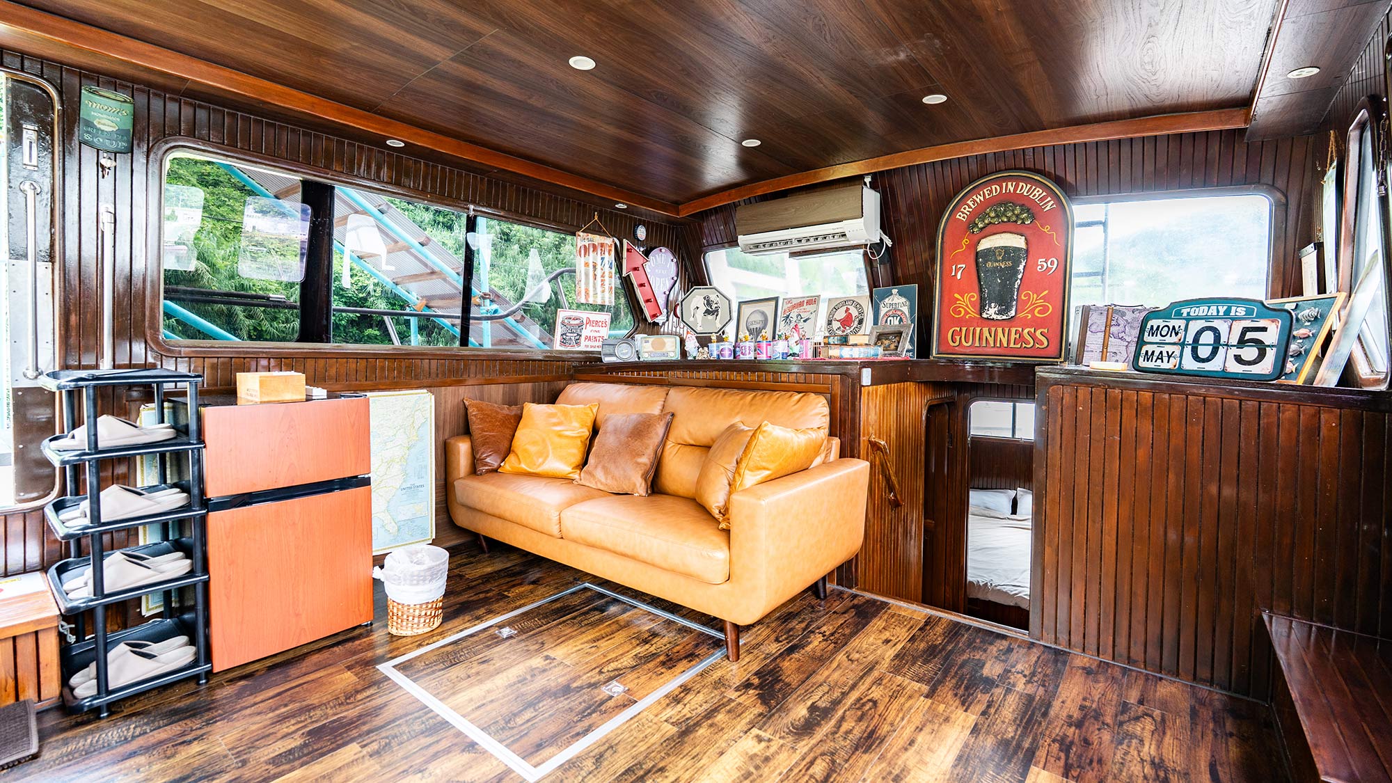 ・【クルーザー・ブラックパール】窓からは海、山を楽しめる眺望。様々なインテリアが目を惹きます