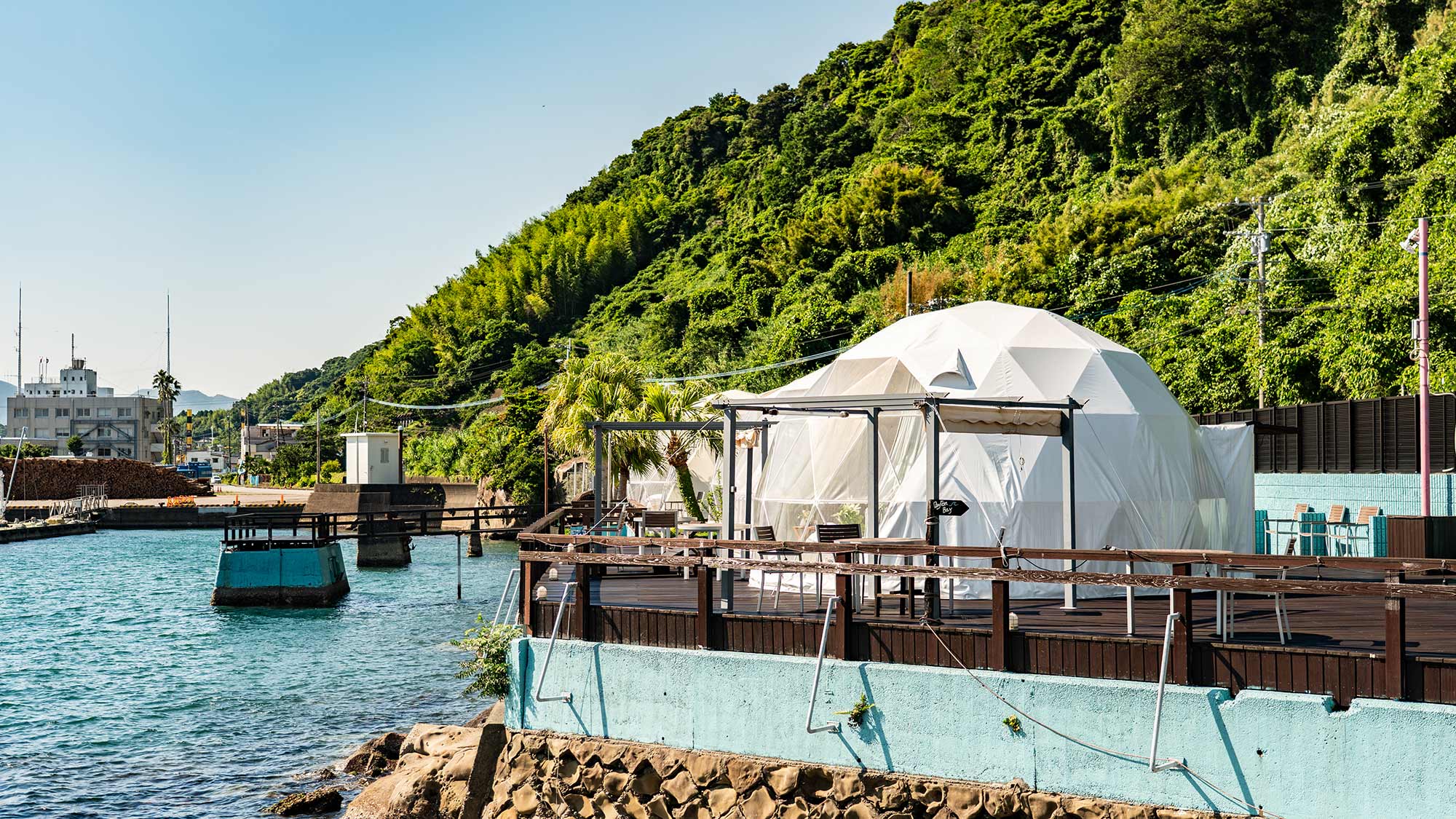 ・【ドームテント】海を望むドームテントが連なります